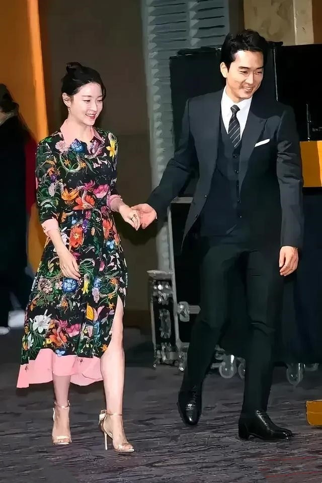 这一对韩国娱乐圈的男女，至今看起来仍不怎么显老。男的还是那么英俊，女的还是那