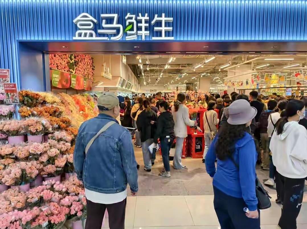 26日洛阳盒马鲜生隆重开业，购物的人流人山人海，感觉到了胖东来，洛阳的商超水似乎