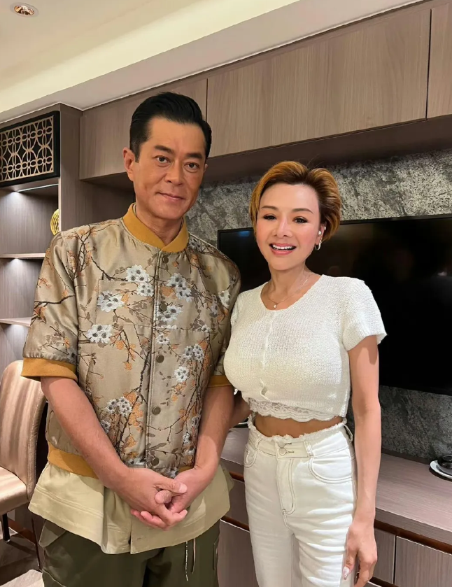 古天乐跟叶子楣同框，女神老了，男神僵了！50多岁的叶子楣身高1米62，体重只有
