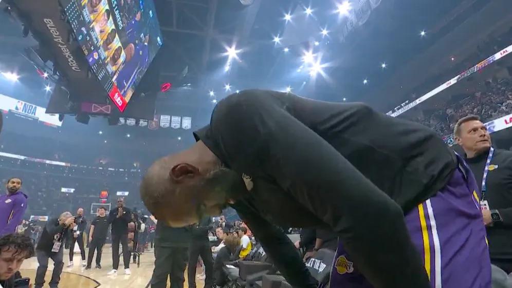 湖人詹姆斯告别战：合同年正式分道扬镳