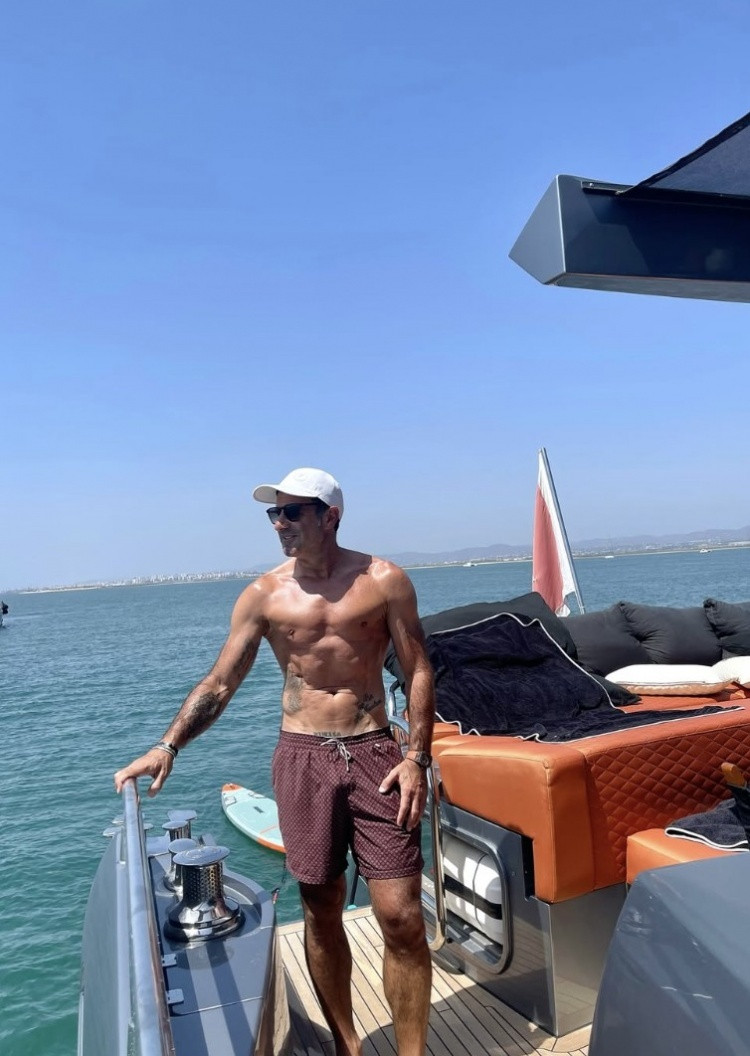 调侃C罗肌肉一般？来看看53岁老帅哥菲戈退役后的身材🤔