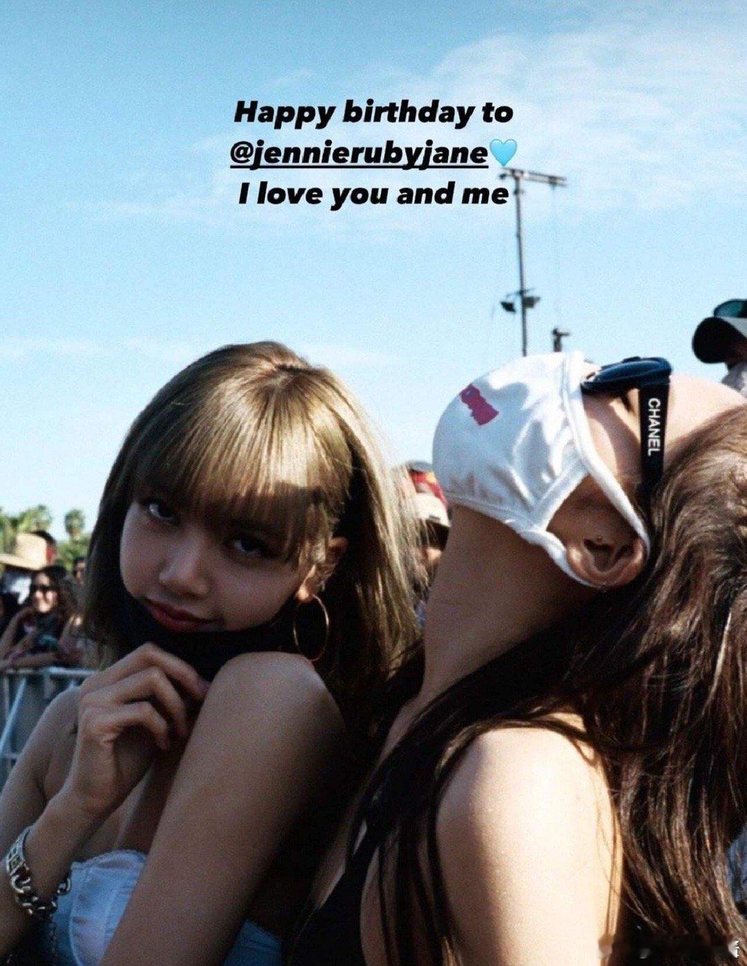 Lisa晒Jennie庆生合照Lise晒Jennie庆生合照，尽显默契