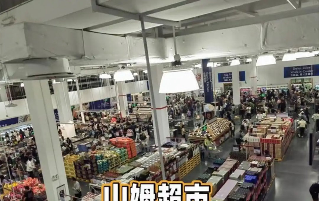 30多岁才逛山姆的宝妈，炫耀5岁儿子靠父母托举进超市，被骂后痛哭：我没工作学历低
