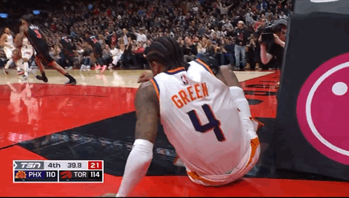 杰伦-格林差点成年度海报级人物，突破进禁区，双手抡圆，力拔山兮，扣飞…