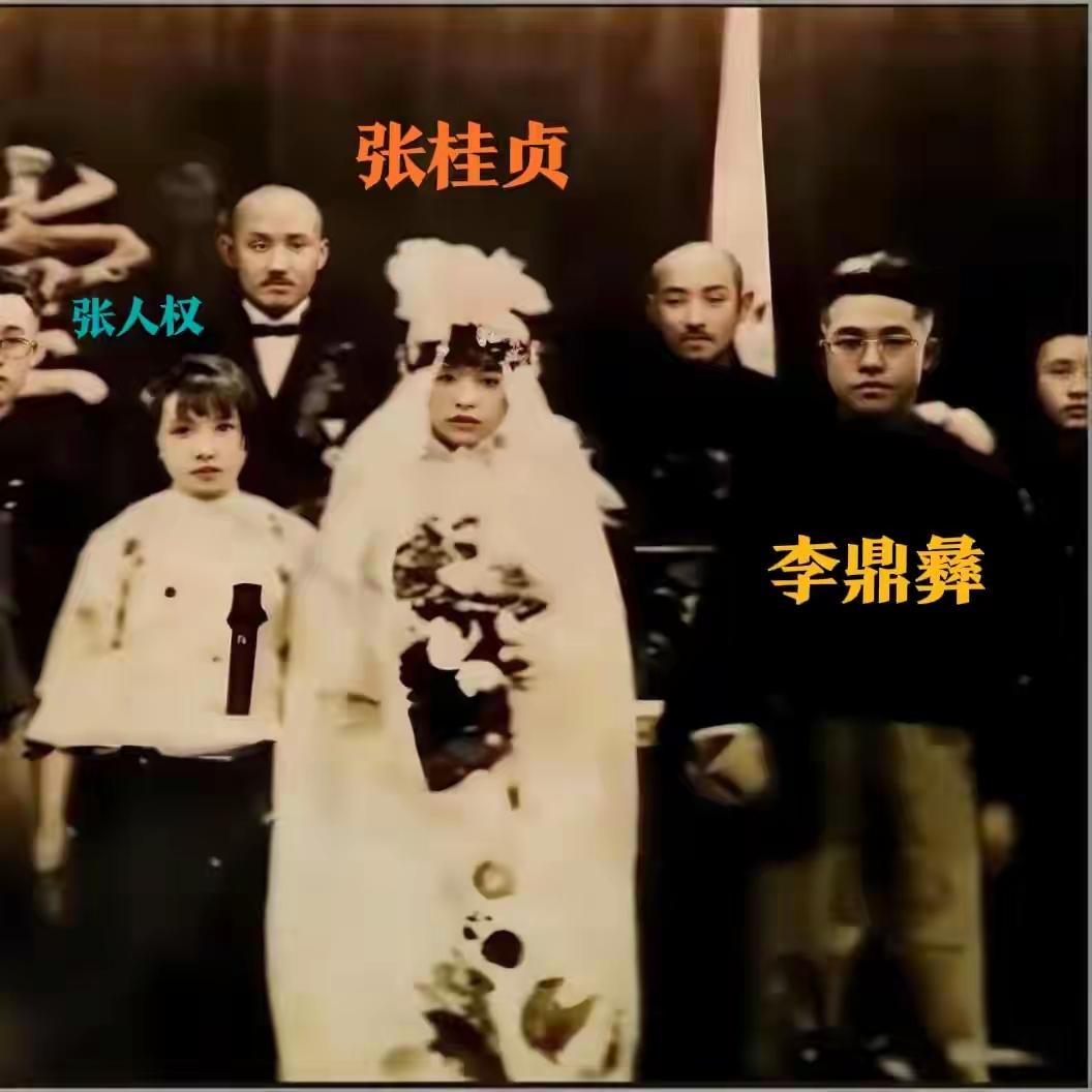 李敖母亲18岁结婚，婚礼上的她秀气稚嫩。婚后她生了八个孩子，早育还是有好处的，图