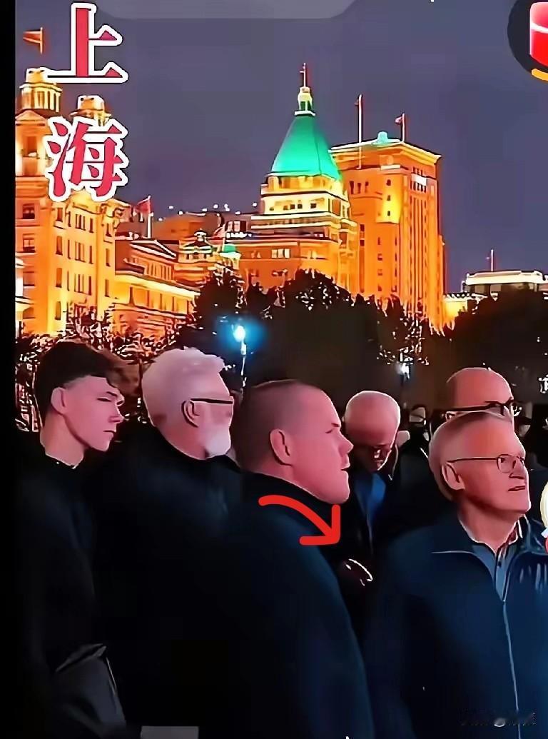 我总算想明白了，为啥最近来中国旅游的西方游客，一个个都表情严肃，不像来玩的，