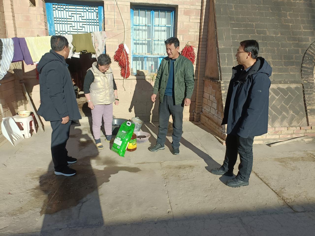 记录我的2026春节到来之际，驻村工作队代表帮扶单位慰问困难群众。