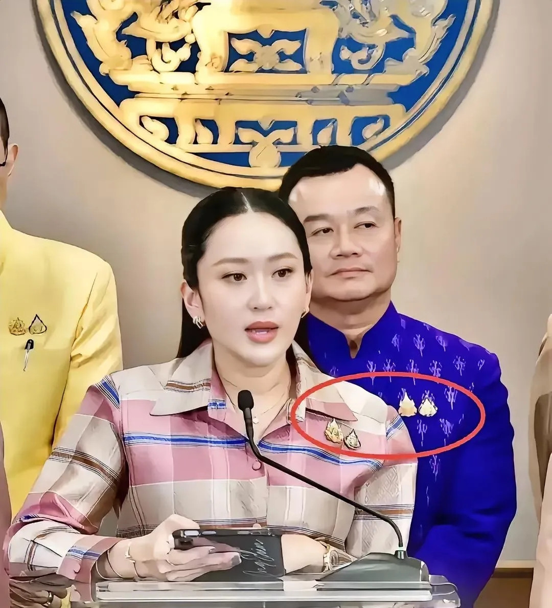 佩通坦能否重返政坛，目前看仍是六四开，而关键因素正是泰王的立场。军方与反对派正密