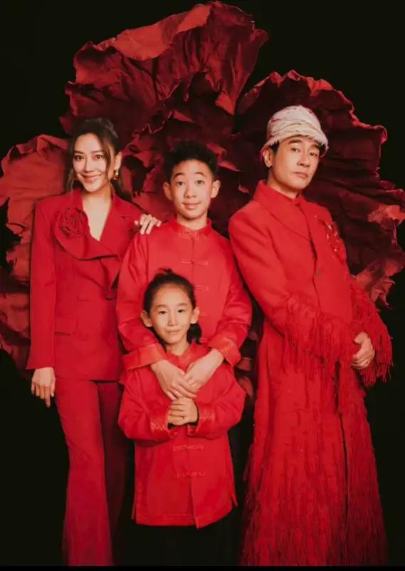 陈小春父子三人神相似，一个模子刻出来的。父子颜值对比父子的合影港星父子最帅