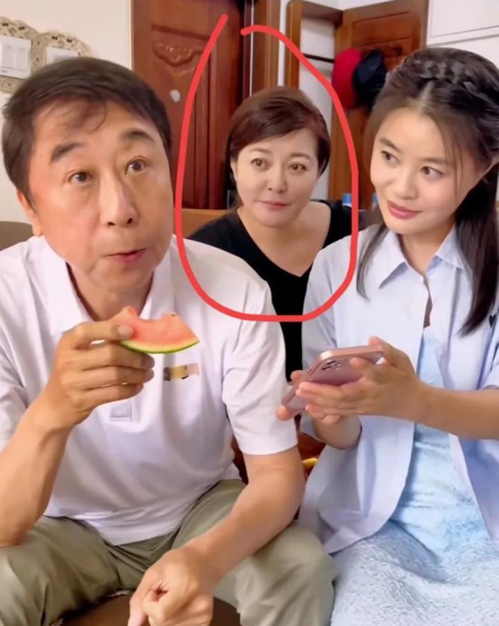 后面这个才是冯巩的真夫人，看着真年轻，比闫学晶漂亮，闫学晶是和冯巩一个和拍段子