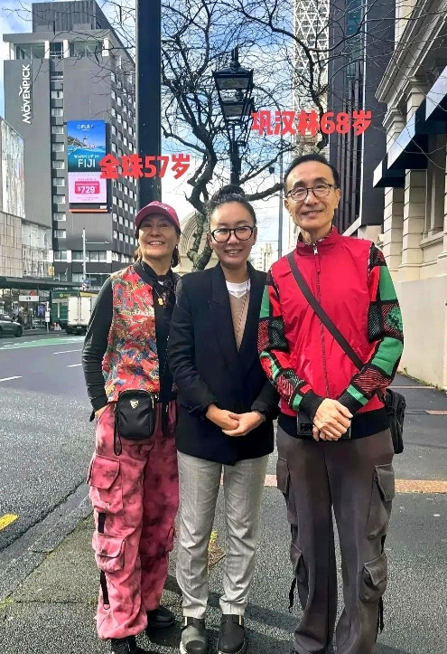 68岁巩汉林和57岁妻子金珠在新西兰街头出现，夫妻俩的打扮很有特色，状态非常好，