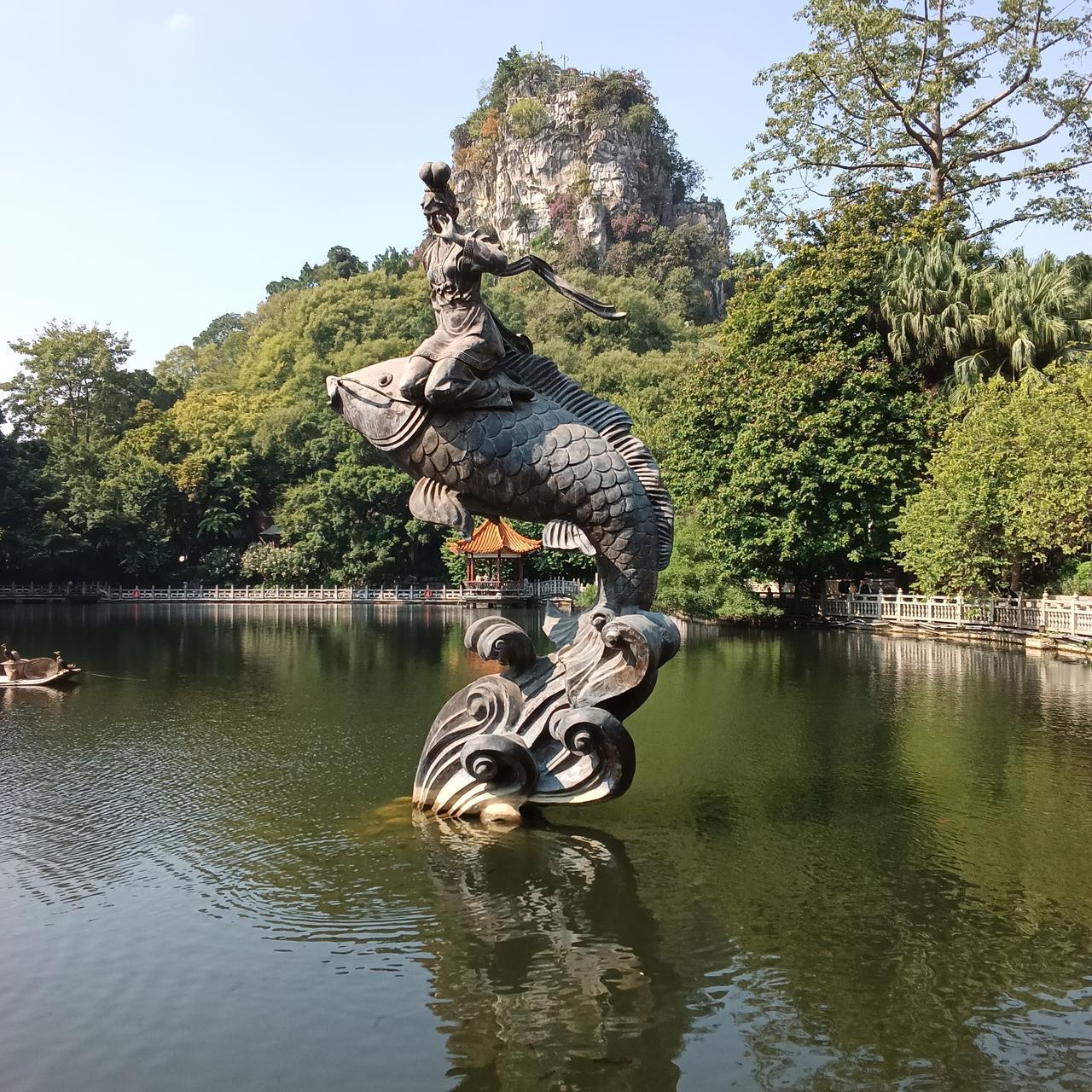广西柳州鱼峰公园歌仙刘三姐余音缭绕走在鱼峰公园进入一条幽静的小路路口上书“