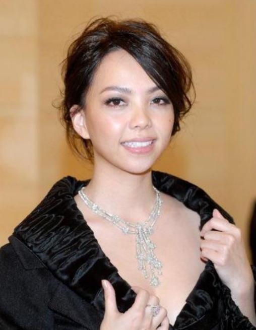 🌞2010年，37岁的张惠妹对31岁的酒吧调酒师一见钟情，她为他砸下150