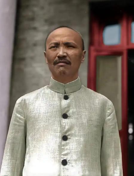 民国时期，孙殿英刚洗完澡，正想喝杯热茶，结果太烫没抓稳，不小心将茶杯摔得稀碎。小