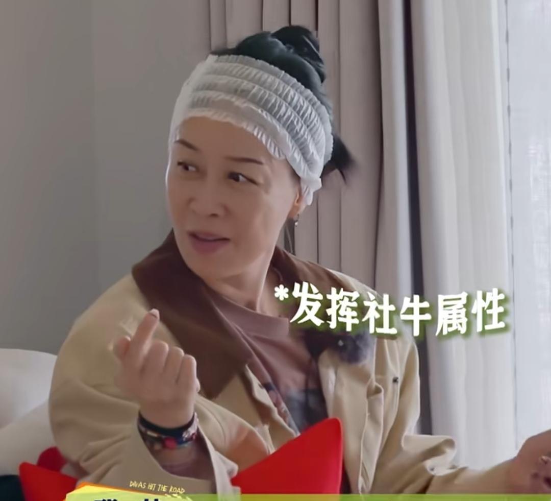 那英和非洲阿姨一起共舞，龚俊在一旁给她们录像，那英看着非洲阿姨：“你跳舞太漂亮了