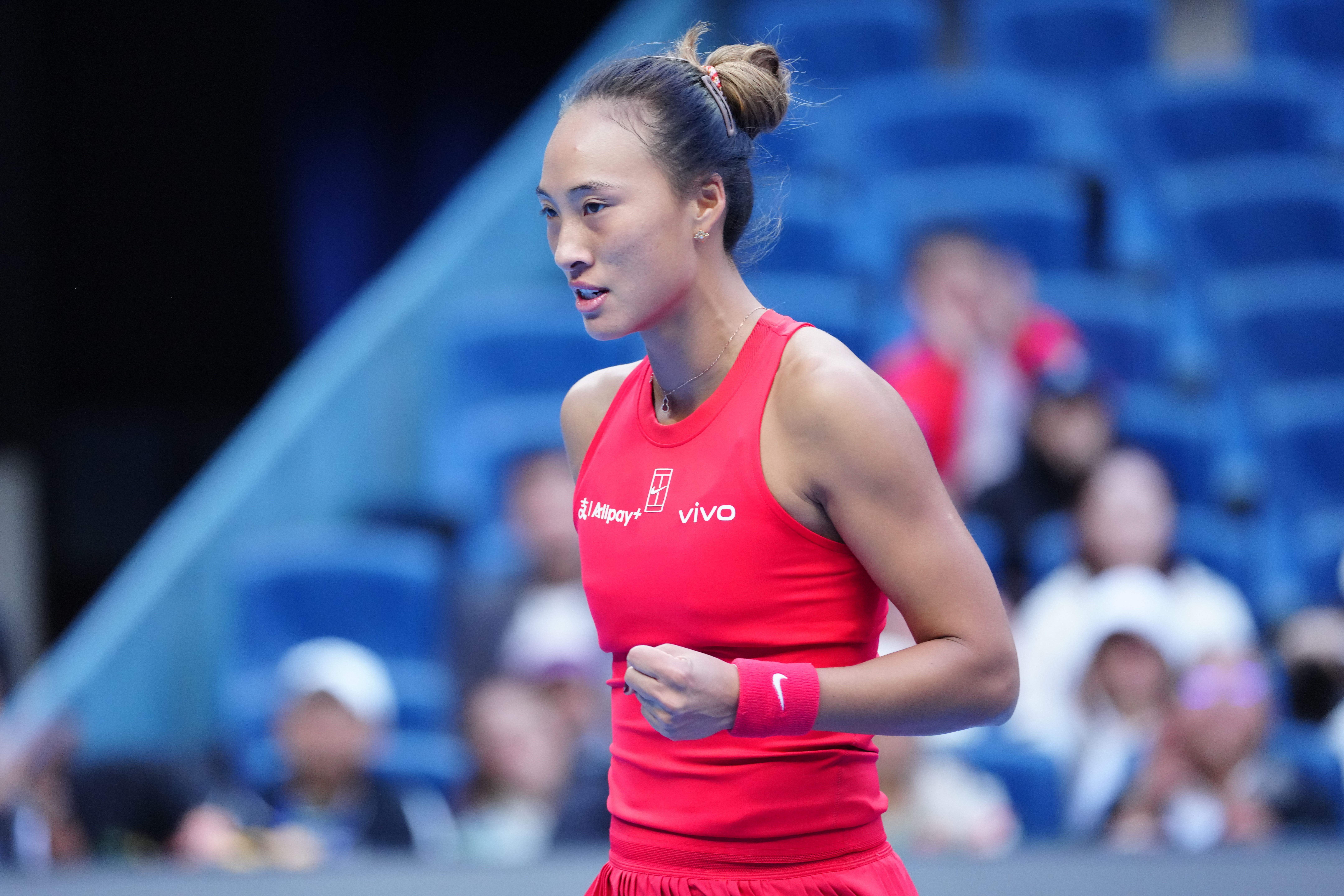 #郑钦文vs布兹科娃#在刚刚结束的中网第二轮女单比赛中，布兹科娃6-4，6-