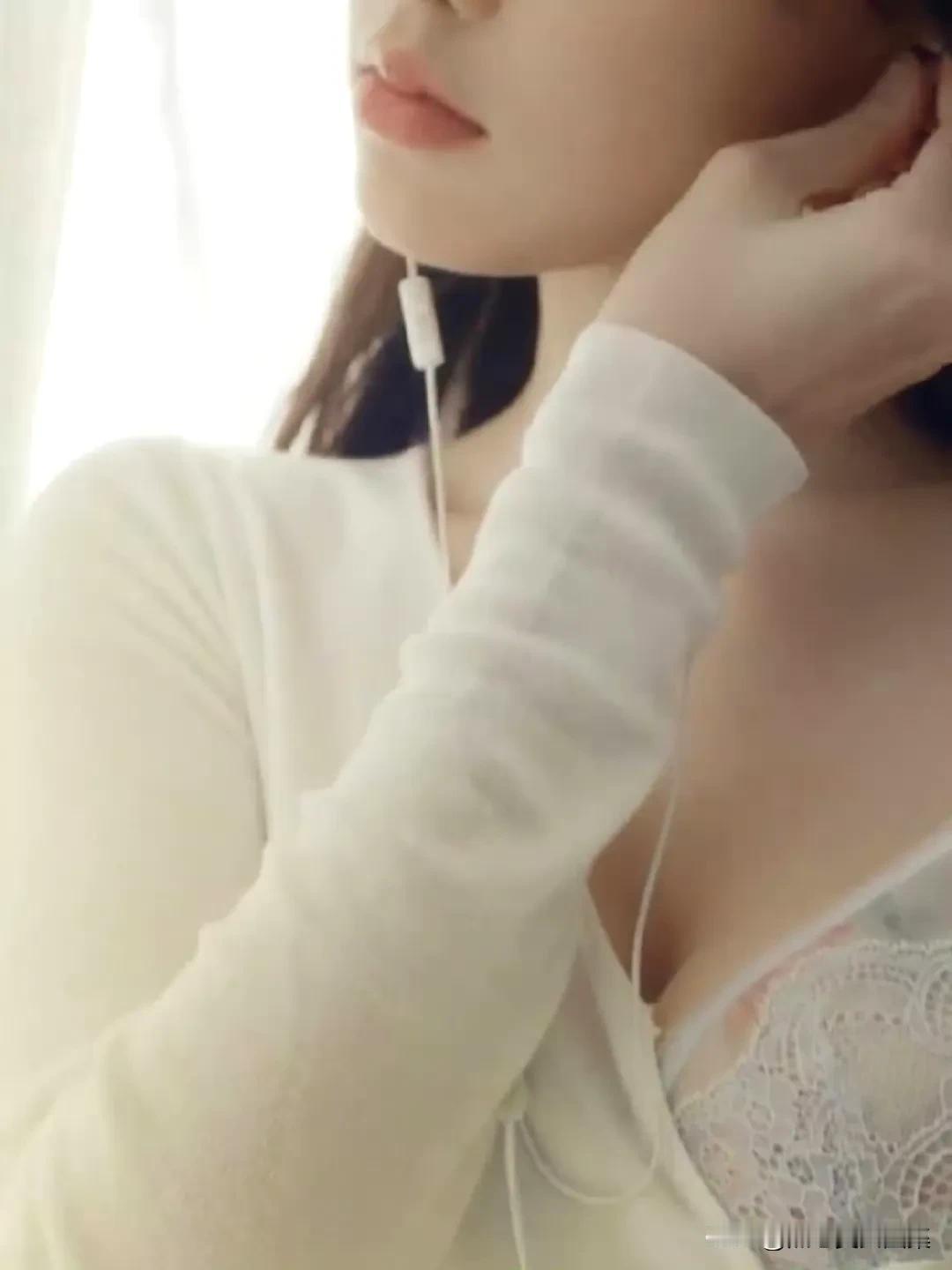 程潇的代言组图真的把松弛的美展现得淋漓尽致！之前她代言zauo的宣传照就美出了新