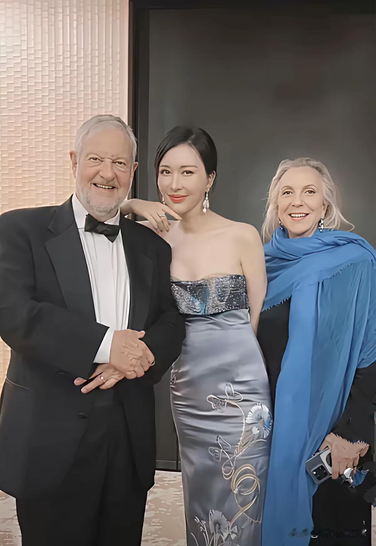 细细一看，身穿抹胸的田朴珺不仅身材修长，而且笑得很妩媚、很有女性魅力。只是不知