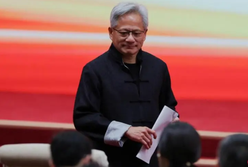 黄仁勋坐不住了！路透社引述两位知情人士报道，英伟达正为中国开发一款新人工智能芯