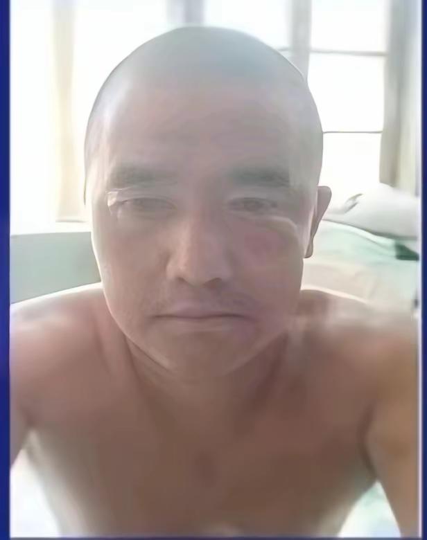 一脸的赘肉高大友，确实一看就是狠人，穿着拖鞋出逃，为了缉拿他，奖金从2万上升到
