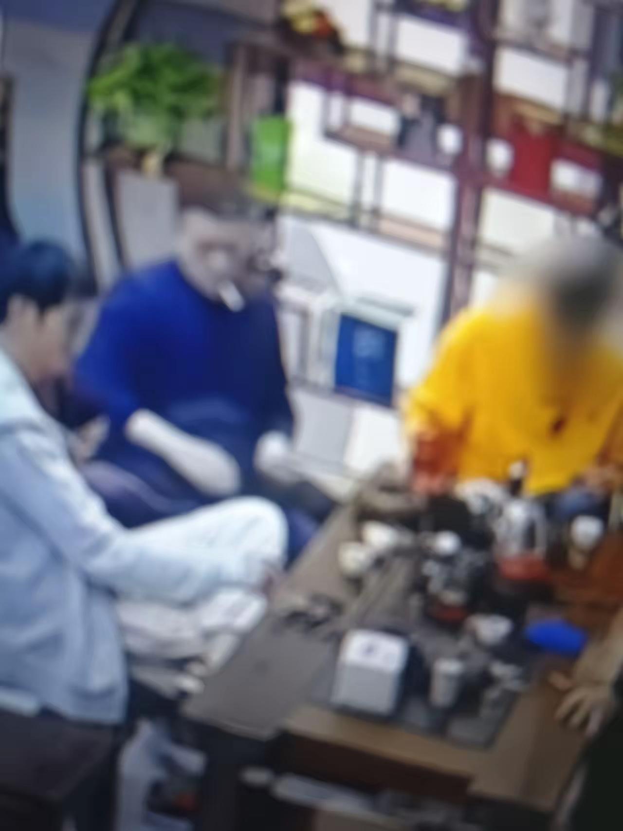 这个黄衣男子和朋友一起喝茶，边喝边聊天，突然自己觉得难受，就站起来走到别的桌子边