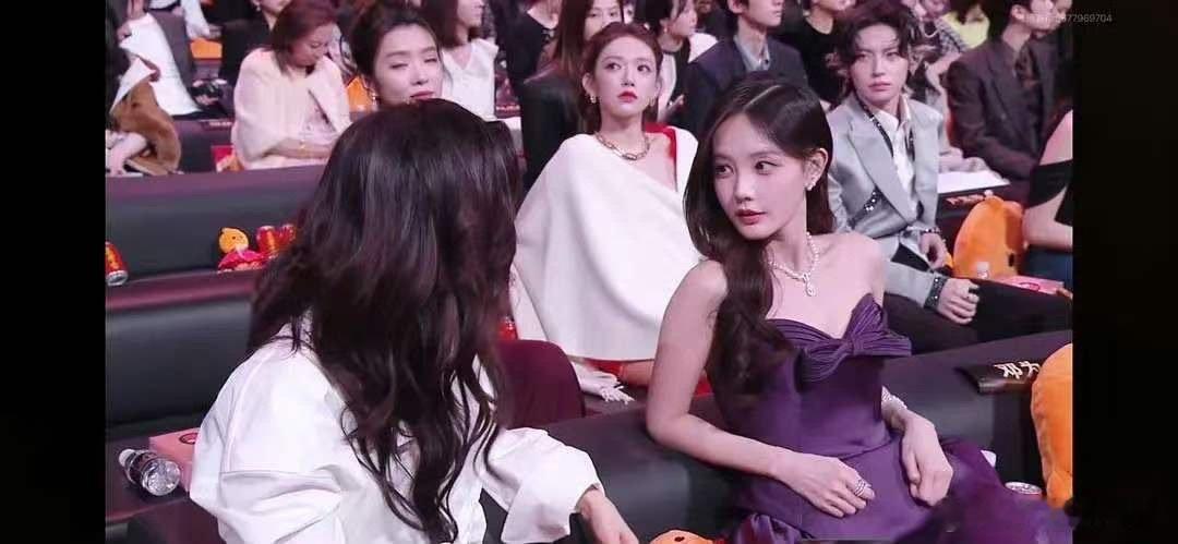 李一桐角色是演员的翅膀李一桐说角色能带自己飞得更高，入行十年她践行此言，每部