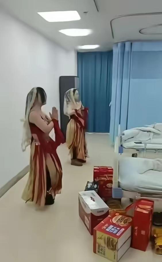 有钱人真会玩！2月27日，安徽亳州，一男子生病住院，他的几位朋友来探望时，为了让