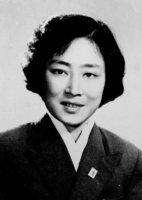 抗美援朝时期，一批女演员前往朝鲜参加慰问演出，每到晚上，男男女女都去公共澡堂冲凉