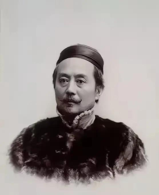 一个美国女人故意用英语和辜鸿铭交流，辜鸿铭没理睬，美国女人冷笑："他连英语都听不