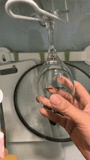 杯子卡在这边了，根本拿不出来，现在该怎么办才好？