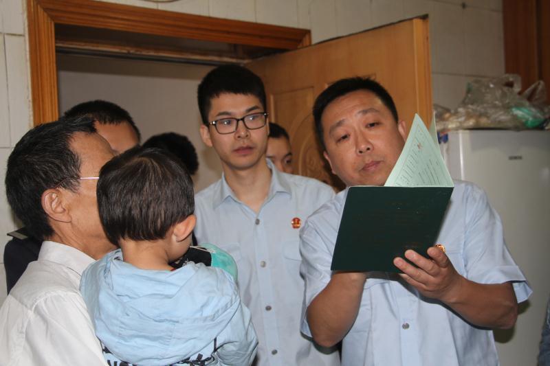 这家人堵死自家锁眼 有人敲门狗都不叫