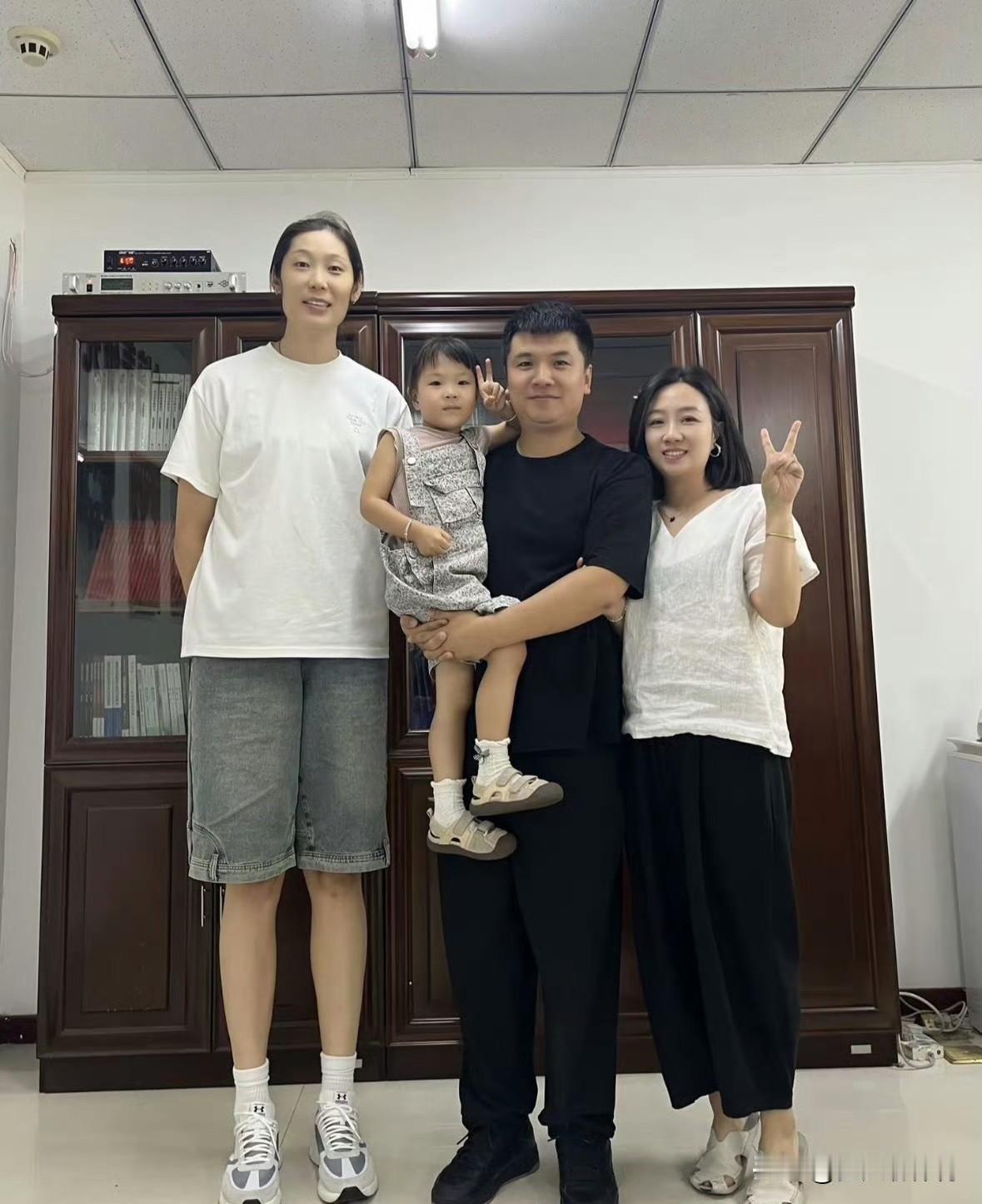 新鲜出炉的朱婷！近日，朱婷在山西大同参加私人聚会，网友偶遇朱婷！朱婷身穿白色T恤