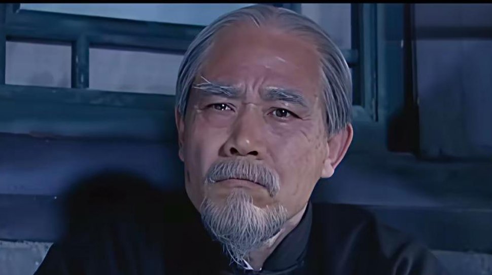 化妆师是真厉害。我就想问问，他是怎么把陈宝国一头浓密的头发给弄没的？