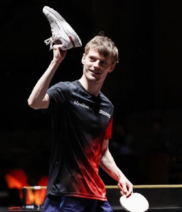 德国法兰克福冠军赛男单4强产生一半刚刚，丹麦球员林德4-2击败法国队种子球员菲