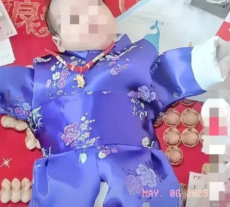 一位宝妈带着孩子满月，她在网上分享了一段视频，想展示一下亲人给的红包。但是网友们