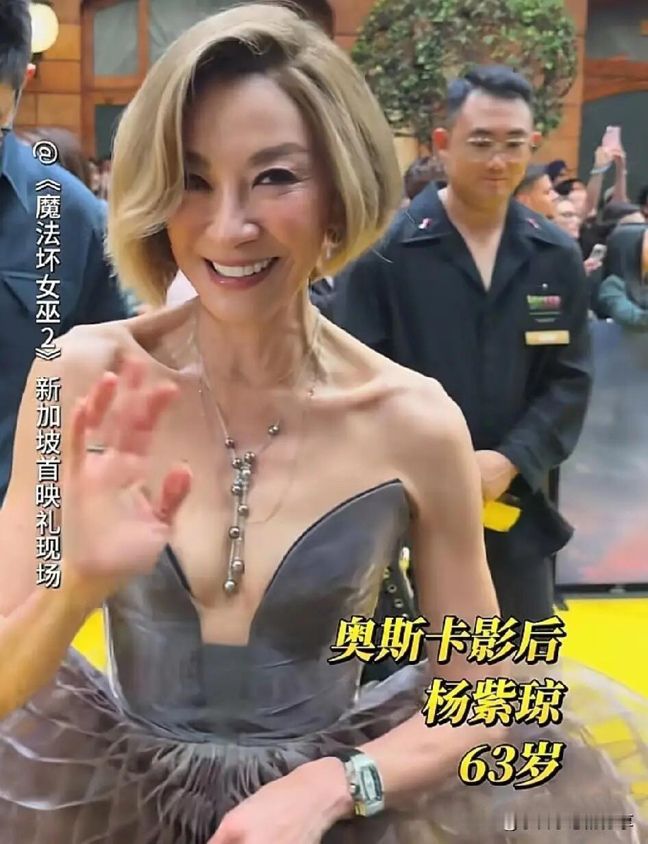奥斯卡影后杨紫琼虽然老了，但是身材还那么苗条。她的颜值气质智慧并存，是一位有演技