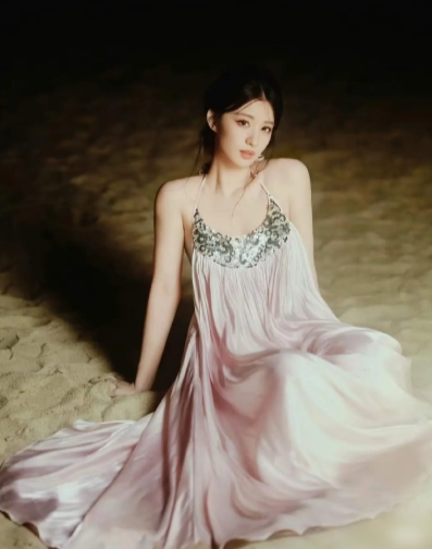 同款撞衫这张赵露思没输，本来以为王楚然会秒，一个御姐，一个甜妹。