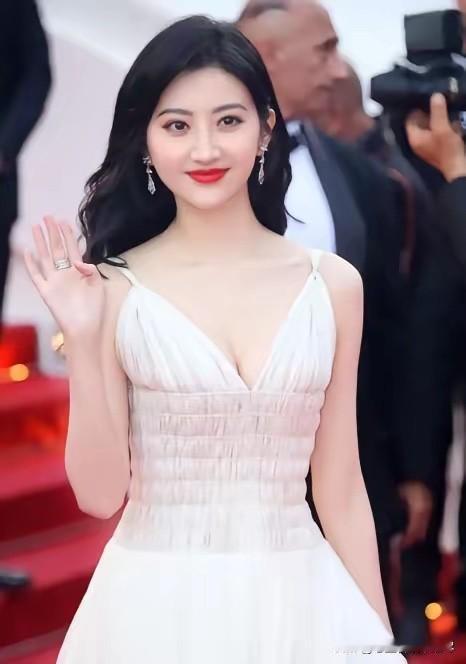 “摸吧，想摸哪都行！”，这是景甜下意识的推开孙宇晨后，给他磨了一个小时指甲后才说