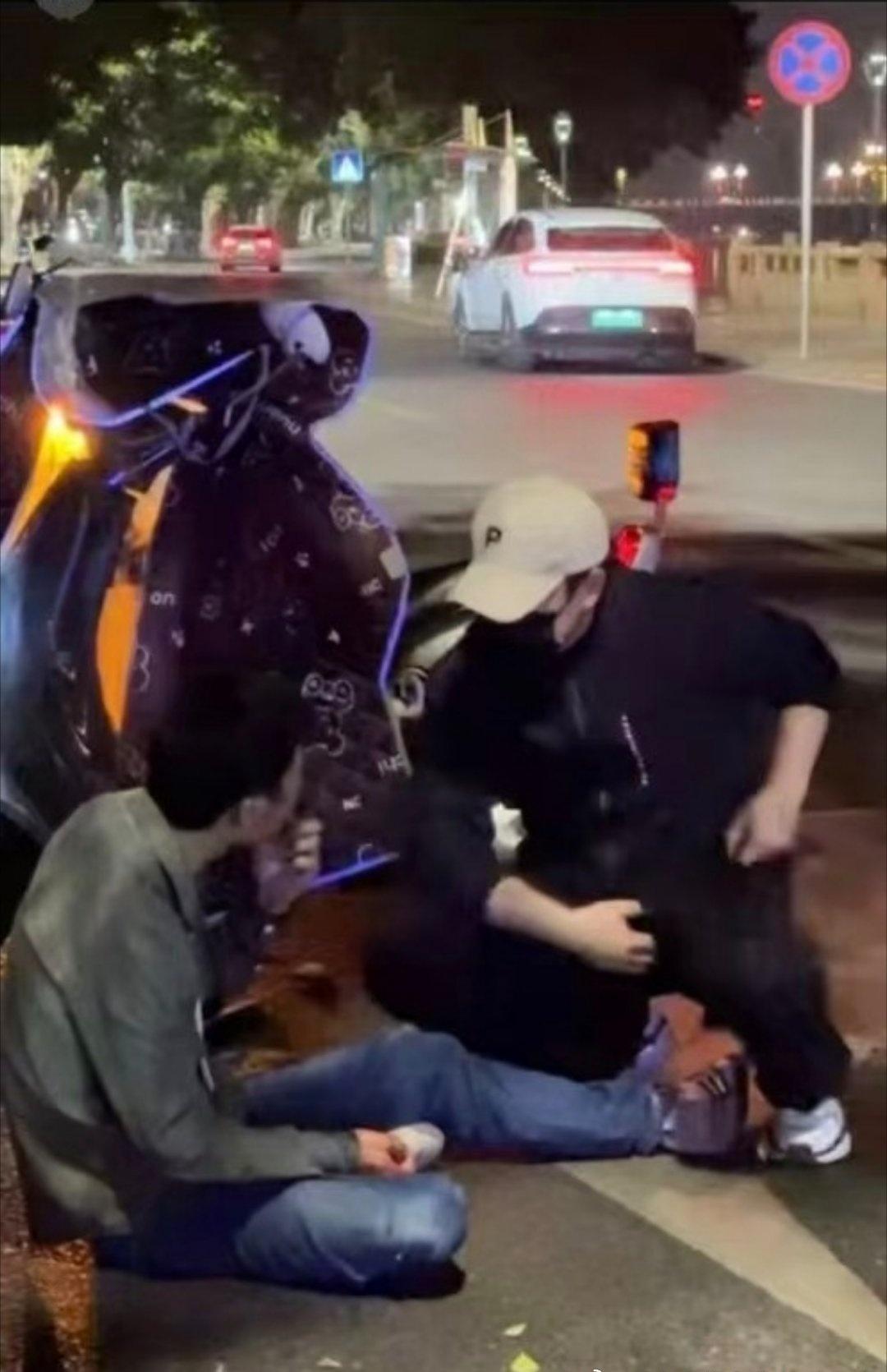 一般遇到这种情况大家都会犹豫是救呢还是不救，又怕被讹诈，所以不会这么轻易的出手，