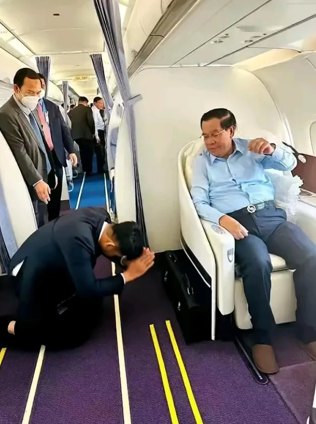 只有在皇帝和国王面前行使的跪拜礼，居然出现在洪森面前。要知道，他可不是柬埔寨的国