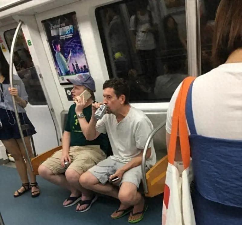 全网震怒！罚内地游客时铁面无私，碰到洋人怎么就集体失明了？港铁车厢闹剧引争议：