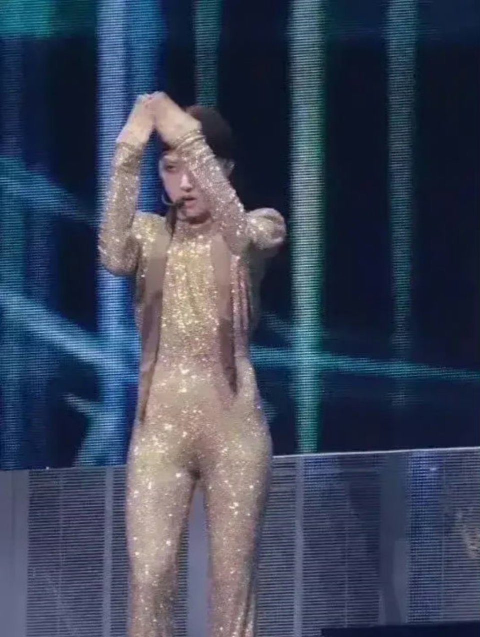 刘雨昕穿上紧身服，这样更显曼妙身材了，一般人肚子上但凡多一块肉还真不敢穿