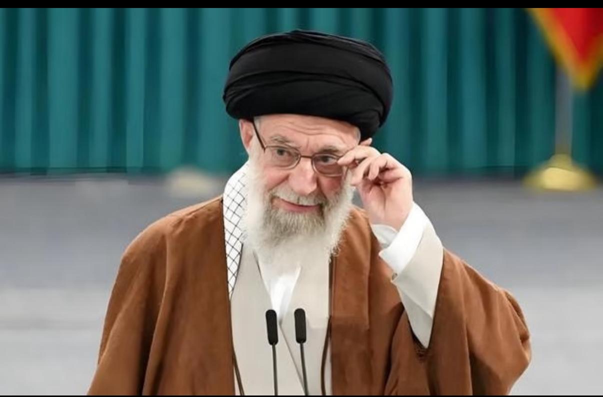 看到哈梅内伊高喊“团结就能赢”，说实话，我是真的笑出了声。这句话单独拎出来听，好