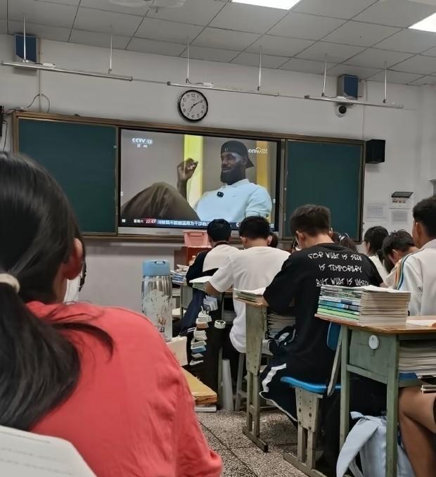 破圈影响力！詹姆斯中国行登中学课堂央视专访+人民日报双认证跨越体育圈层！詹姆