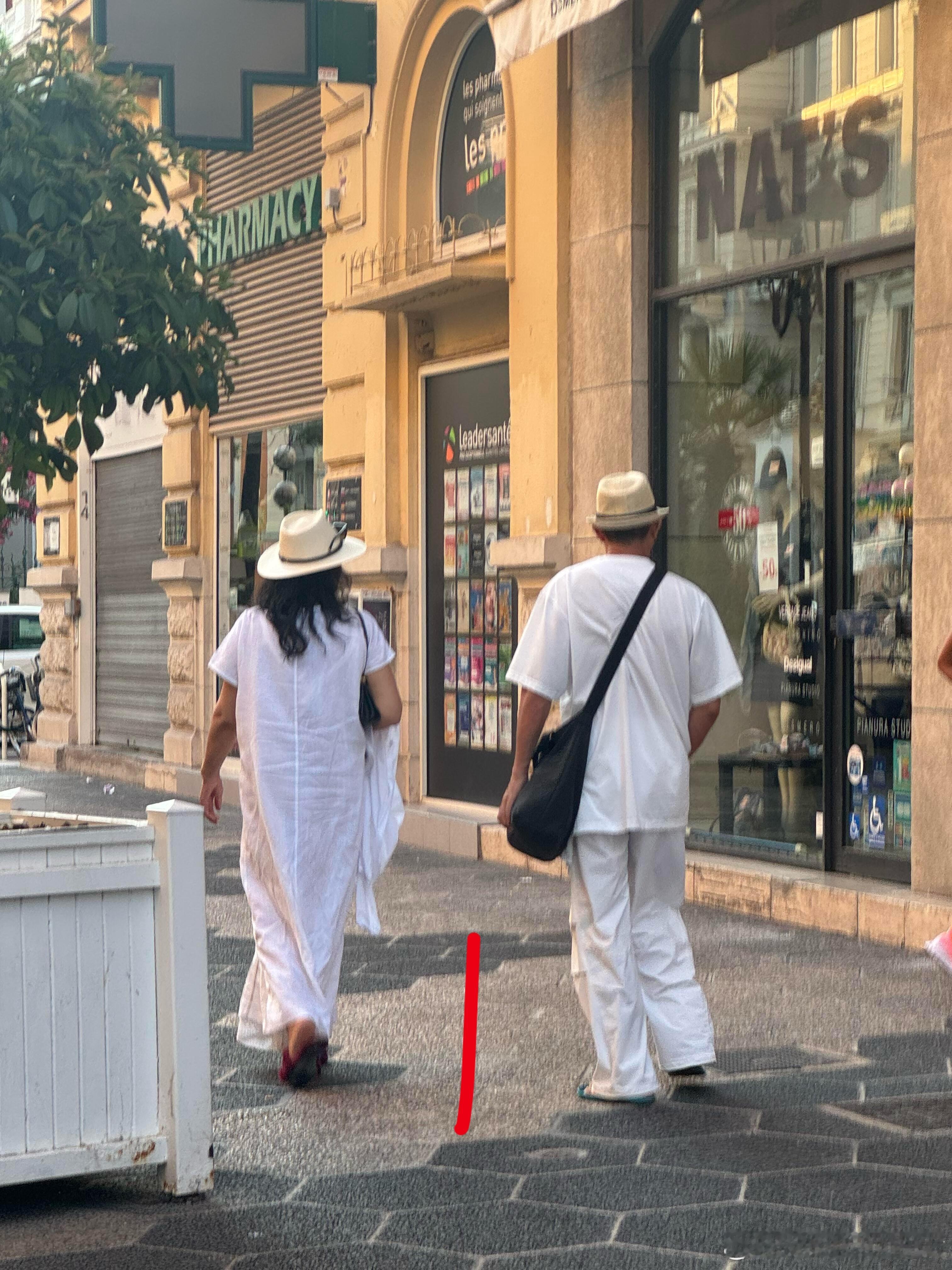 网友尼斯街头偶遇张兰，旁边这是新男友吗，两个人都穿着同色系情侣装👀​​​