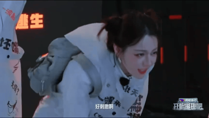 迪丽热巴扎着最萌的发型，坐着最酷的事情，反差是被你玩明白了，要不要这么