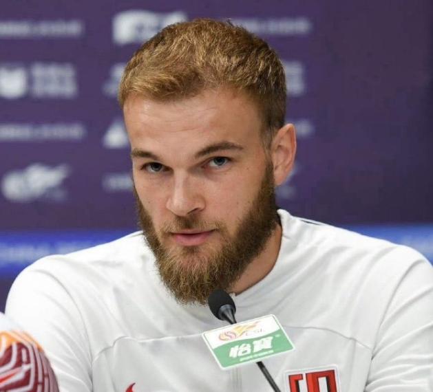 🔥“足球转会，是战术博弈，还是利益厮杀？”🔥深圳新鹏城死磕成都蓉城，想挖走后