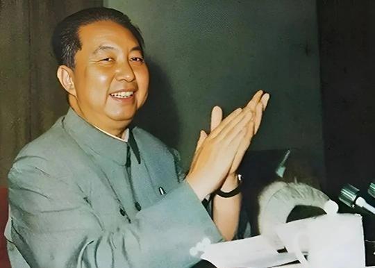 1976年，毛主席去世，当华国锋赶到中南海时，毛主席已无呼吸，情急之下，华国锋迅