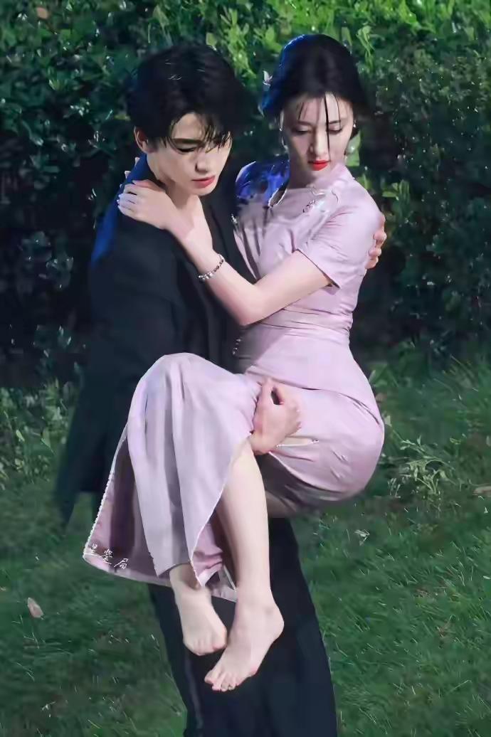 以前我还真不怎么喜欢她后来看了她的身材我才知道这个女人的含金量就是不知道她
