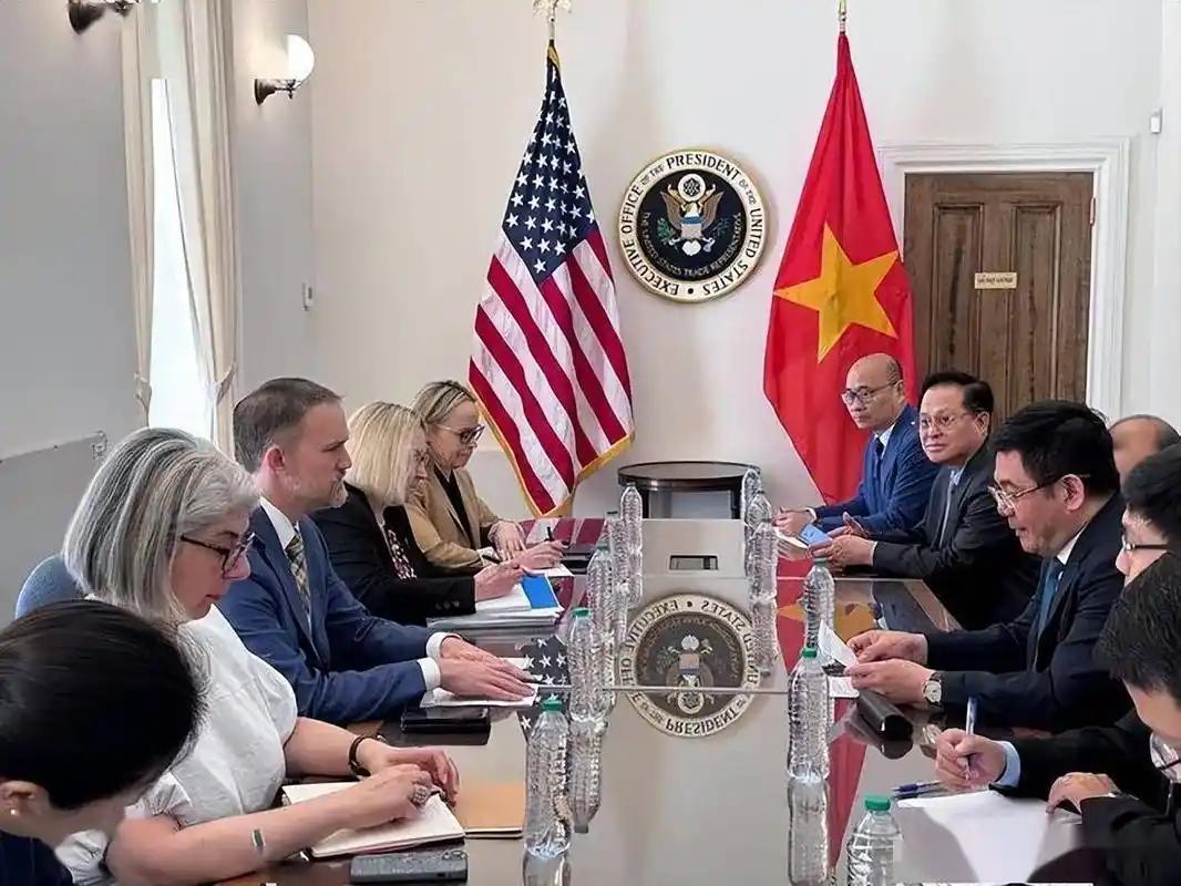 越南在美表忠心：我们会帮助您在亚洲围堵中方的。当地时间9月21日，越共中央总